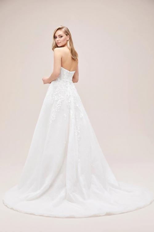  A-line V-neck Sleeveless Lace Appliques Court Train Long Tulle Wedding Dresses with Beading Sash