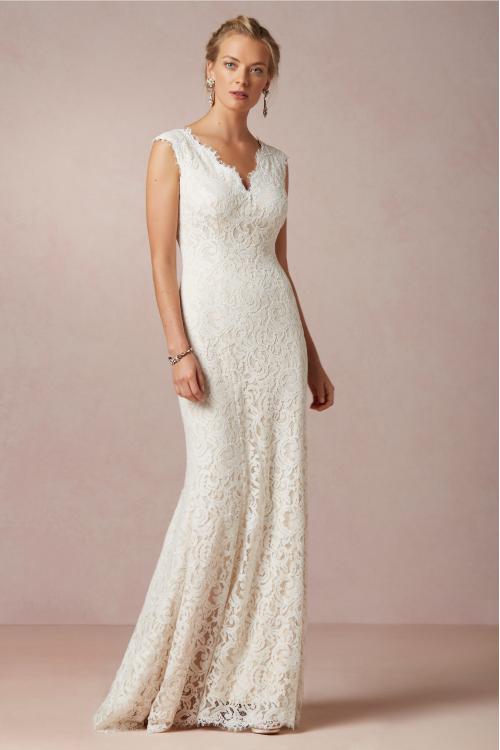 Scalloped V Neck Sheath Lace Pattern Wedding Dress 