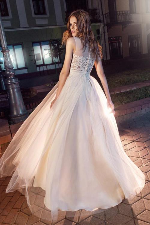  A-line Bateau Neckline Sleeveless Lace Appliques Floor-length Long Tulle Prom Dresses with Buttons Back