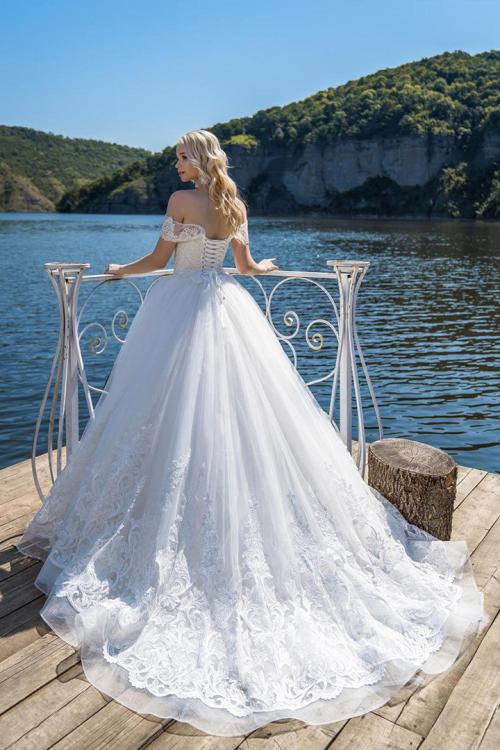 Egegant Off-the-shoulder Sleeveless Lace Appliques Court Train Long Ball Gown Wedding Dresses