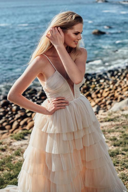  A-line Spaghetti Straps V-neck Sleeveless Ruching Top & Pleated Ruffles Sweep/Brush Train Long Tulle Prom Dresses