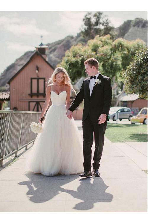 Simple Timeless Ball Gown Strapless Sweetheart Tulle Wedding Dress with Ribbon 