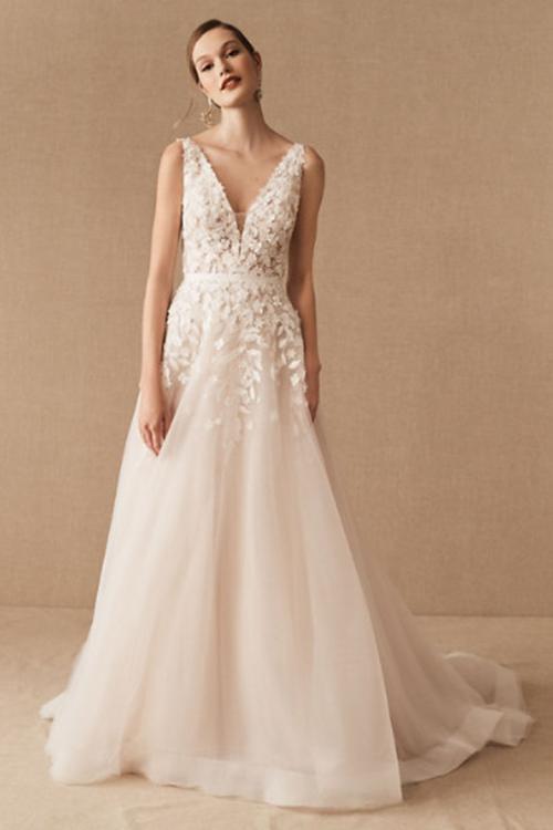  A-line V-neck Sleeveless Lace Appliques Sweep/Brush Train Long Organza Wedding Dresses