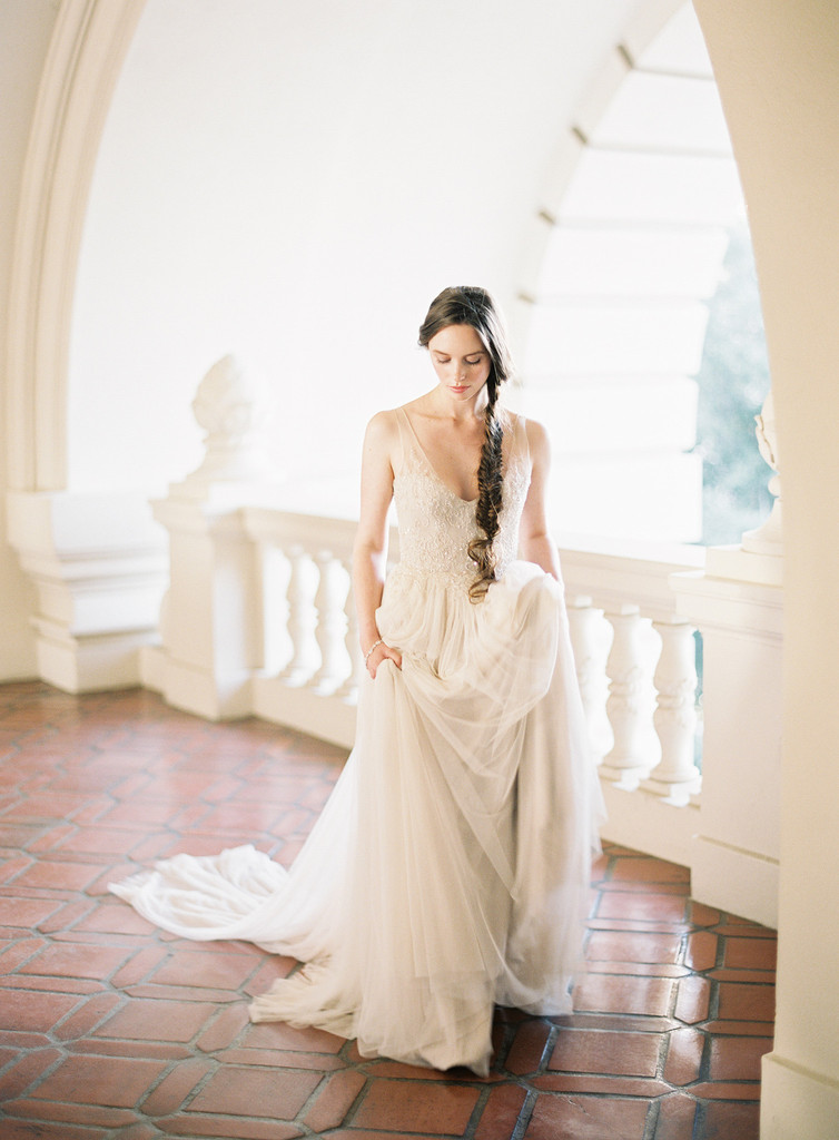 Vinatage V Neck Lace Embroidered Sequins A-line Long Tulle Wedding Dress _4
