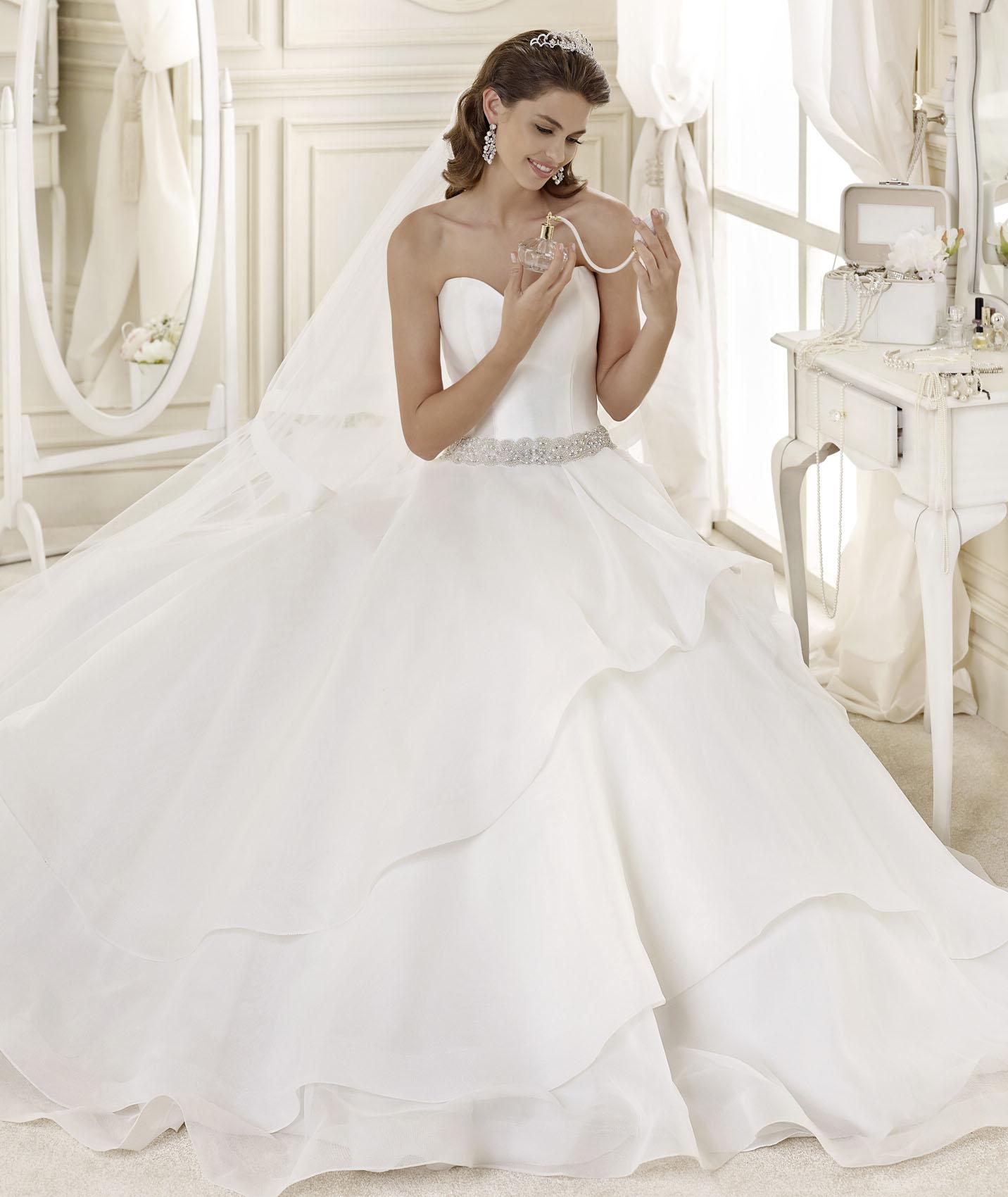 Simple A-line Sweetheart Beading Chapel Train Organza Wedding Dresses