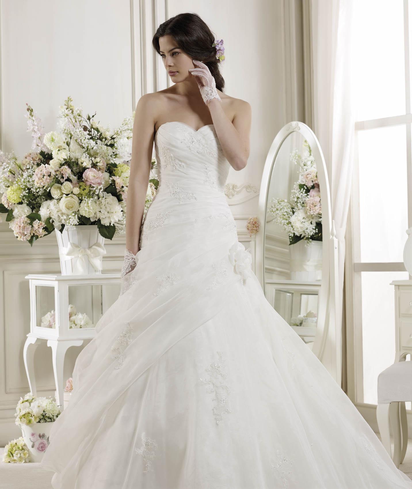 Simple A-line Sweetheart Beading&Sequins Lace Sweep/Brush Train Organza Wedding Dresses